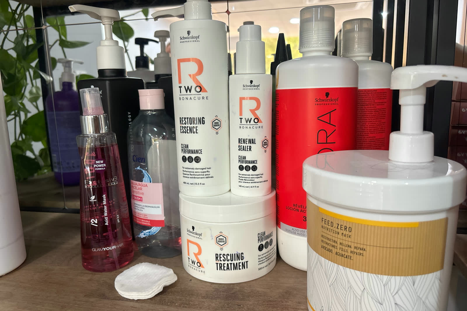 Productos profesionales de color y tratamiento capilar en la estantería del salón