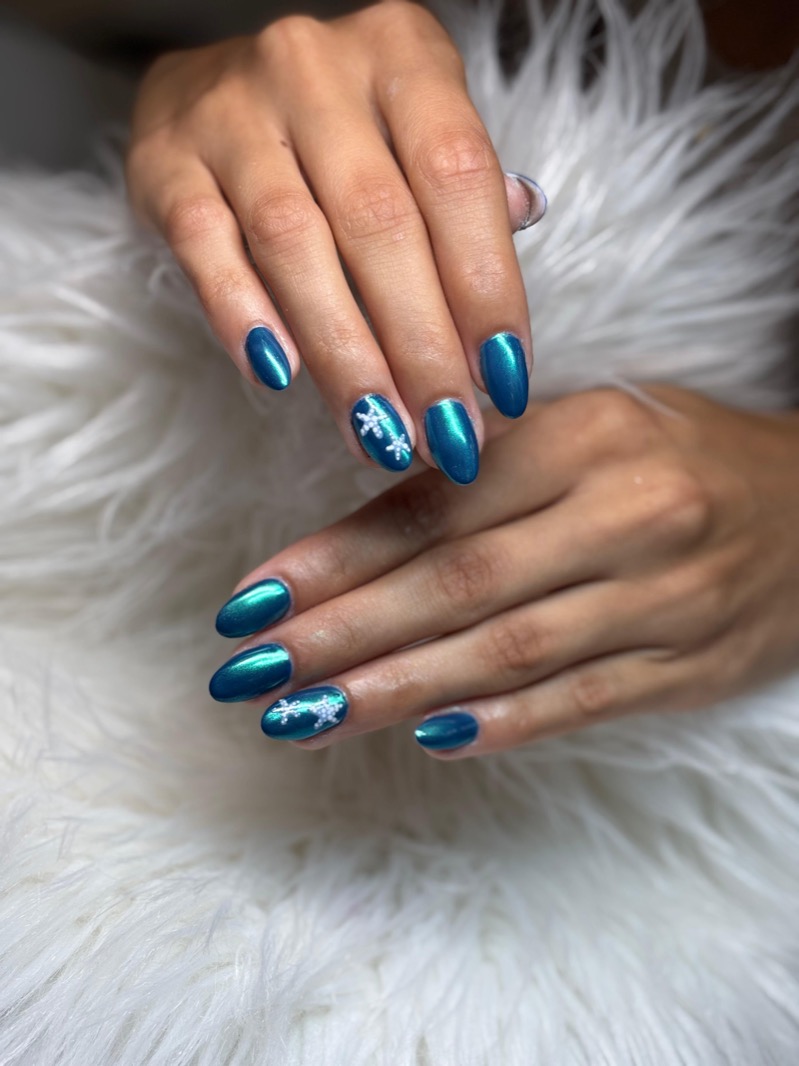Uñas azul metalizado con detalle de estrellas de mar, forma almendra