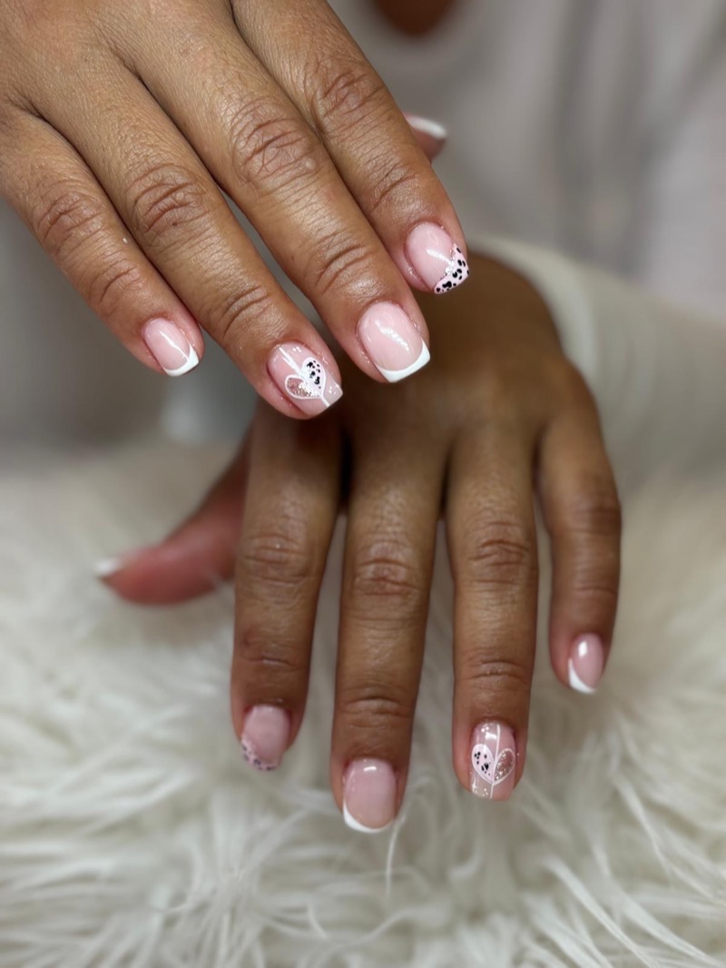 Francesa blanca con acentos de corazón animal print y purpurina